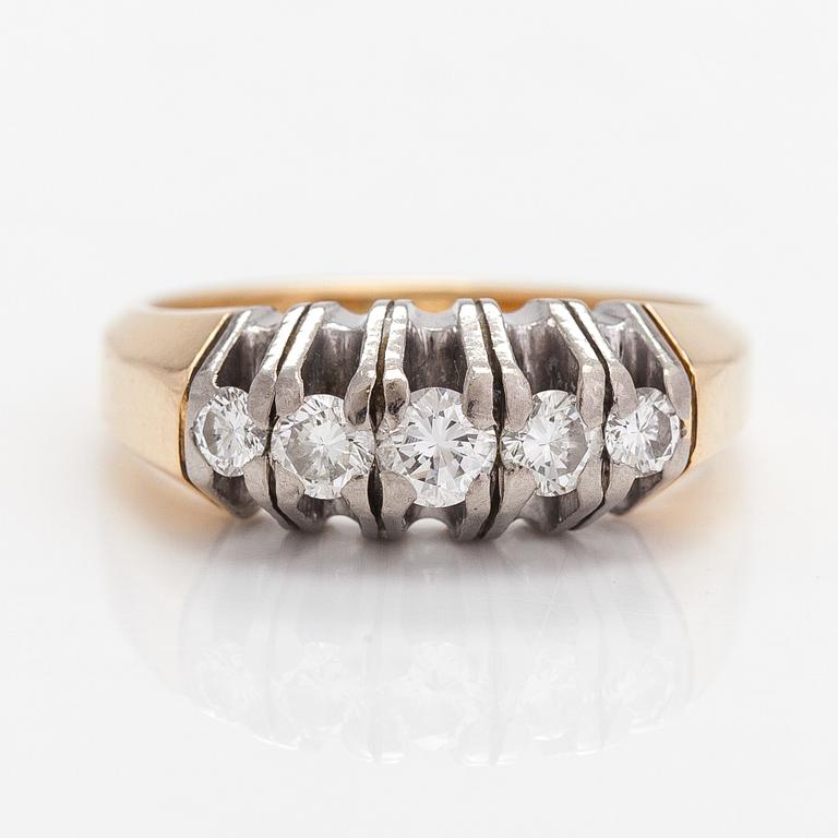 An 18K gold ring with diamonds ca. 0.51 ct according to engraving.