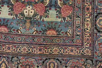 A semi-antique Tehran carpet, ca 384,5 x 288 cm.