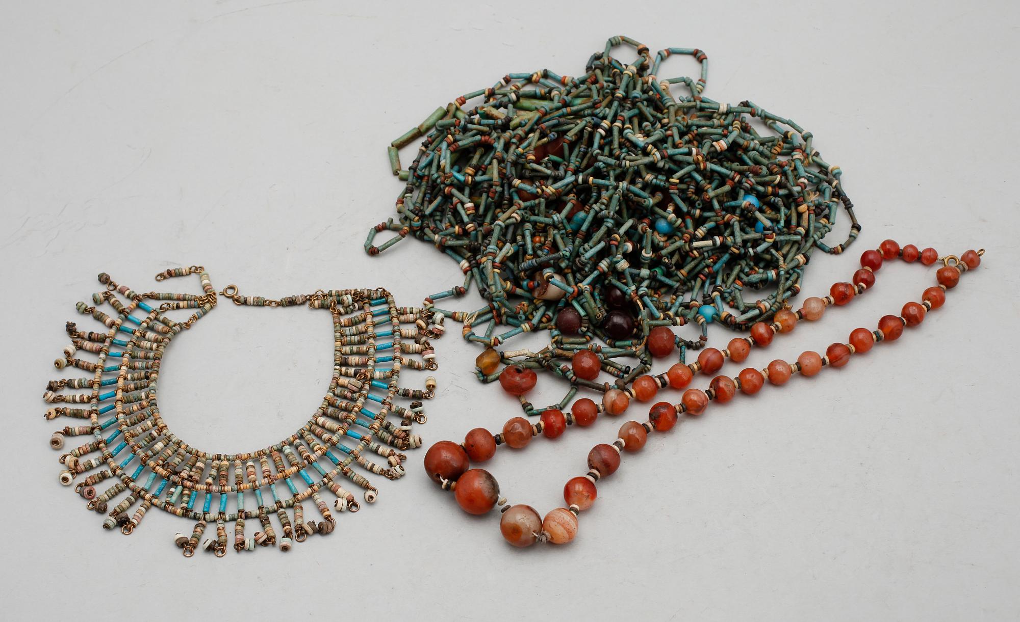 SAMLING EGYPTISKA HALSBAND, 14 st, 1900-talets mitt.