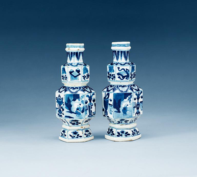 A pair of blue and white vases, Qing dynasty, Kangxi (1662-1722).