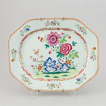 A famille rose serving dish, Qing dynasty, Qianlong (1736-95).