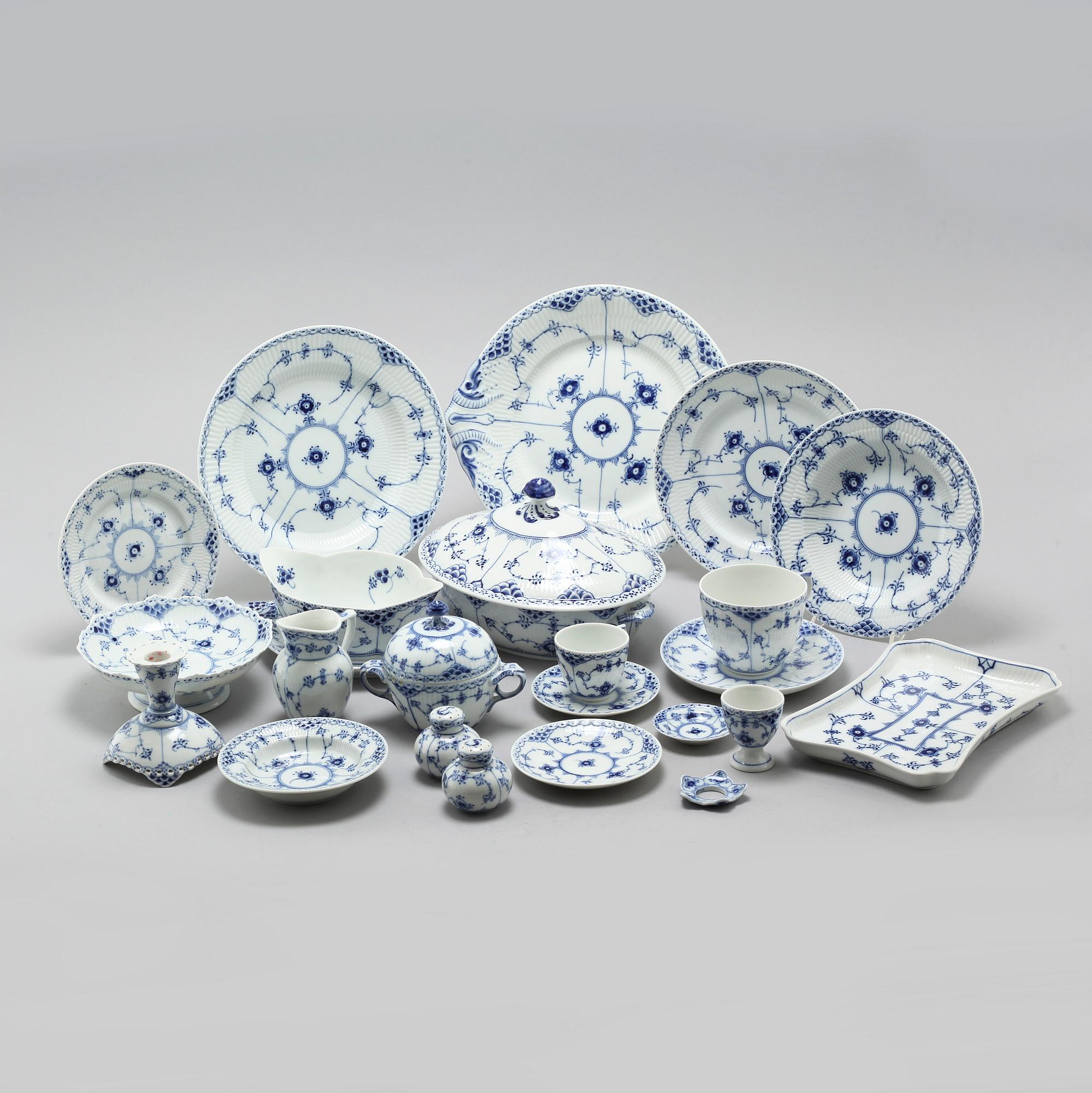 63 pieces of porcelain tableware from Royal Copenhagen, model "Musselmalet", second half of the 20th century.