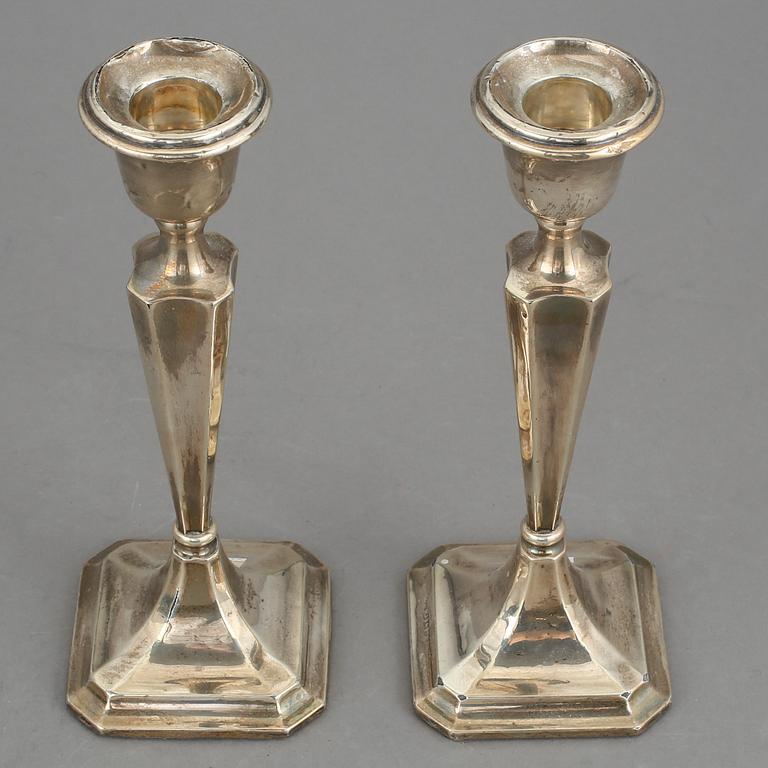 LJUSSTAKAR, ett par, silver, Chester, England, 1914.
