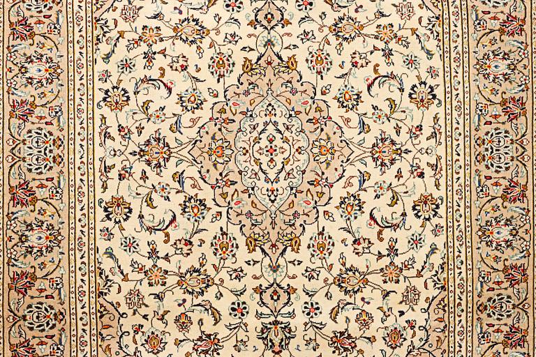 A Kashan carpet, a. 295 x 197 cm.