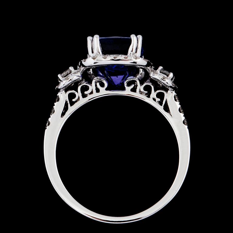 RING, 18k vitguld med fasettslipad tanzanit, 3.80 ct samt briljantslipade diamanter, 0.49 ct. Vikt 4,5 g.