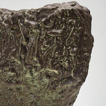 Mårten Medbo, vas, signerad och daterad 2001.