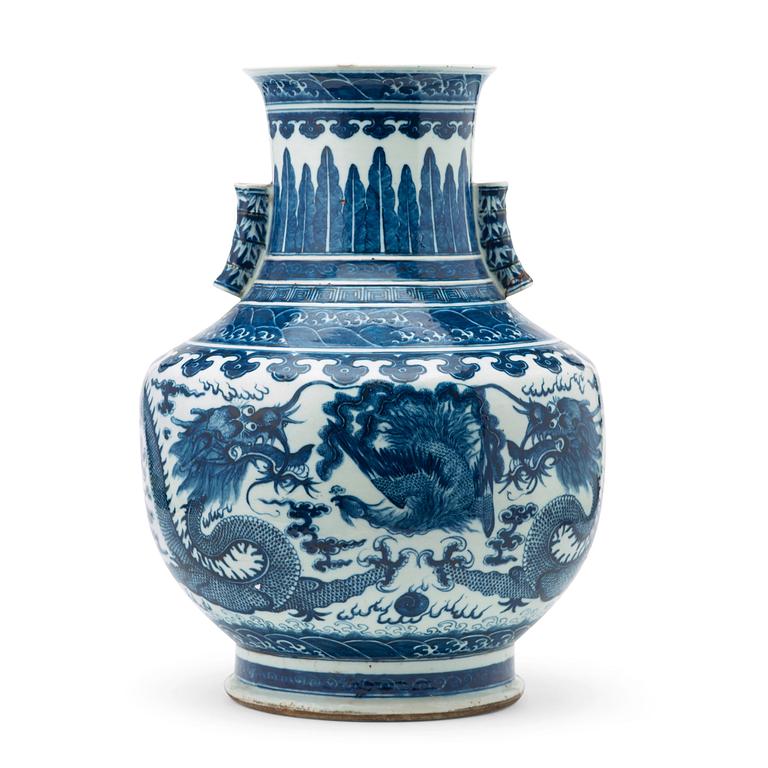 A large blue and white vase, Qing dynasty, 19th Century.