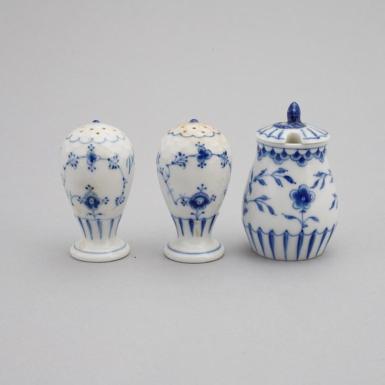 Matservis, 58 delar, porslin, "Musselmalet", Bing & Grøndahl samt Royal Copenhagen, Danmark.