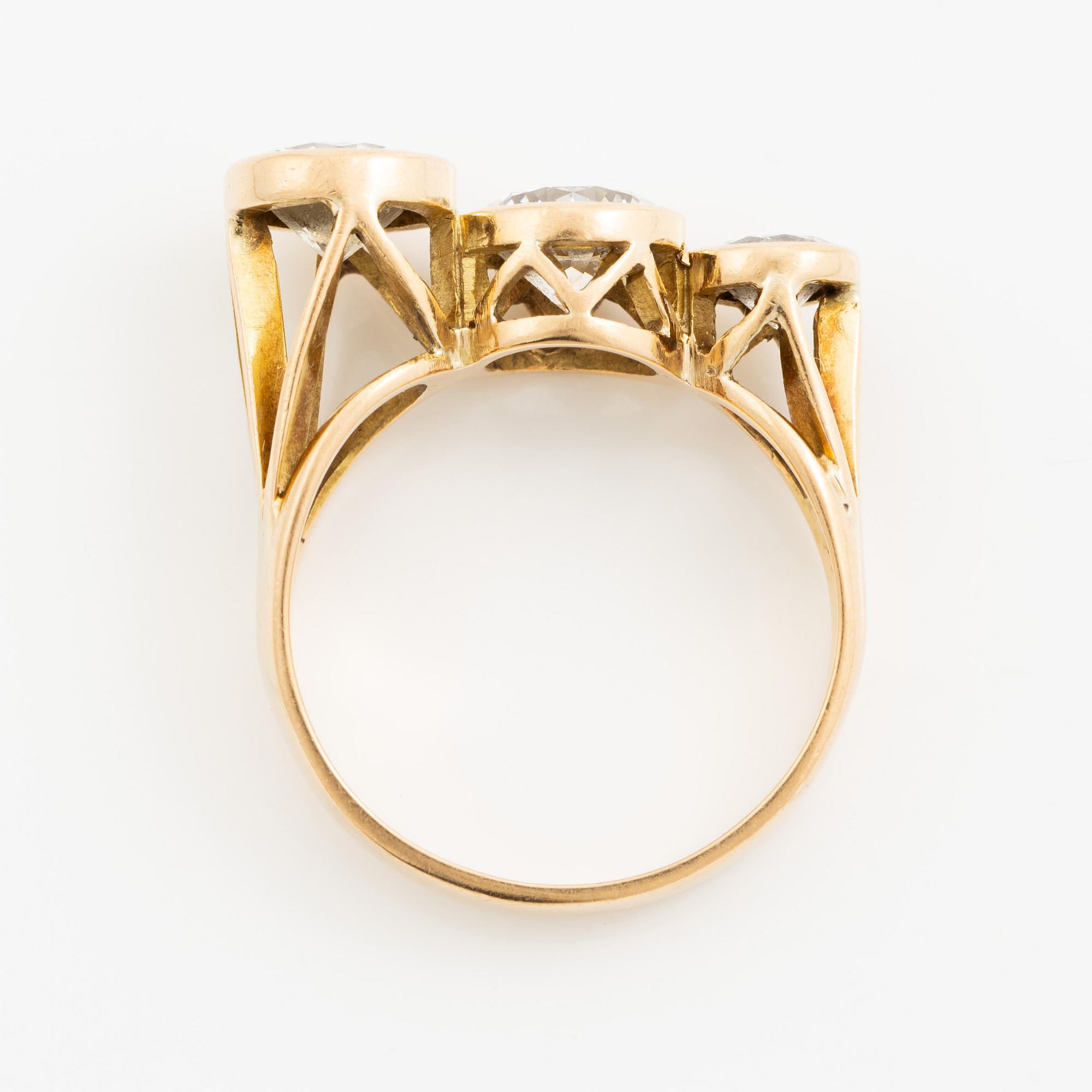 Ring, 18K guld med tre briljantslipade diamanter, totalt 2.87 ct.