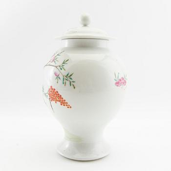 Lock urn China, 19th century porcelain.