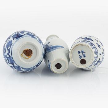 A set of three blue and white vases, late Qing dynasty, circa 1900.