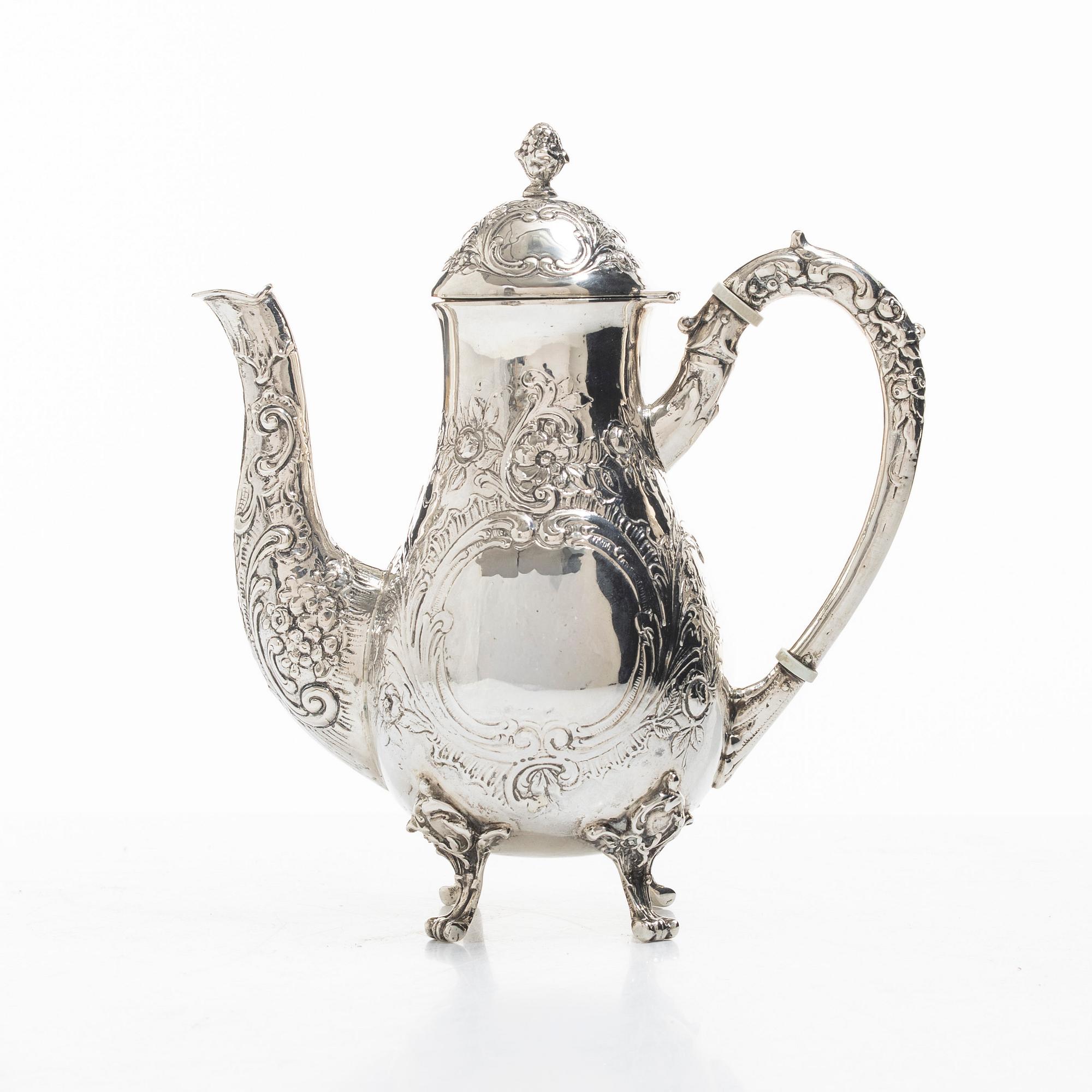 A small silver coffee pot, Rococo style, 20th century.