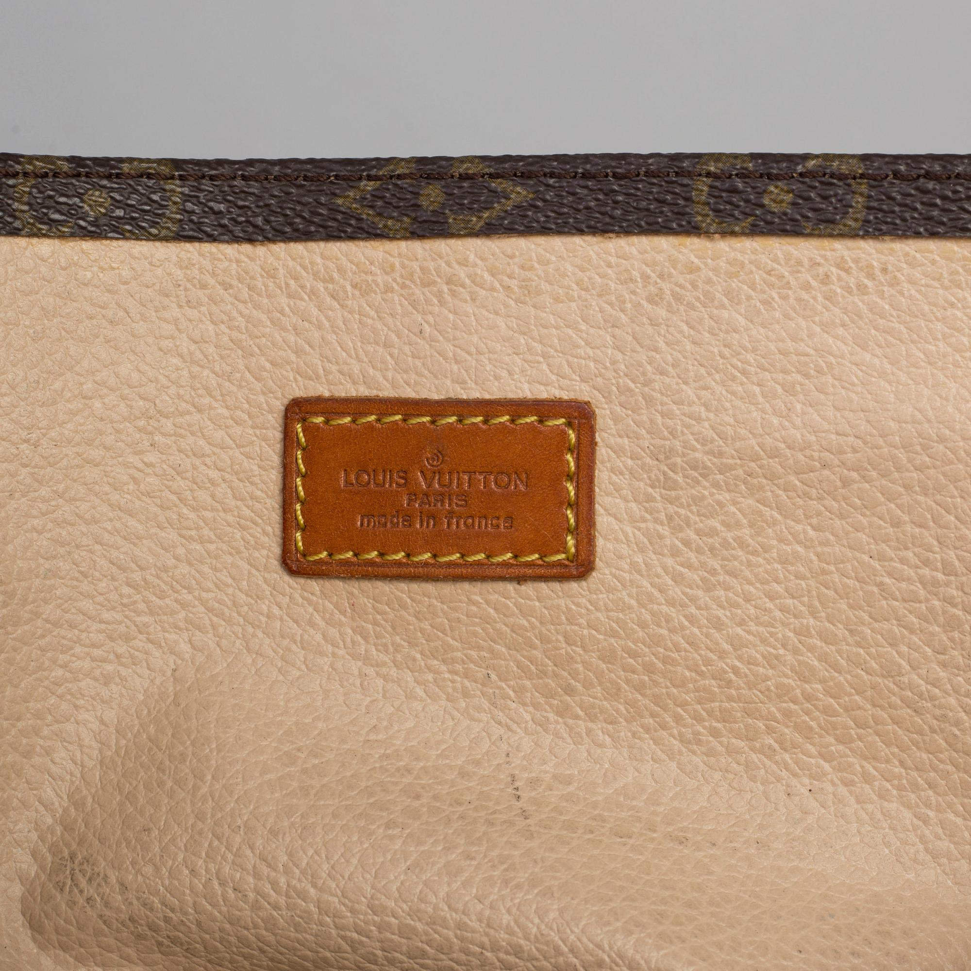 A Louis Vuitton "Sac Plât" bag.