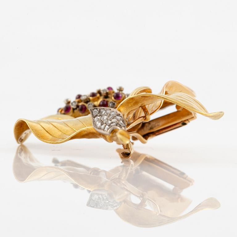 A W.A. Bolin brooch 18K gold set with cabochon-cut rubies and rose-cut diamonds, Stockholm 1944.