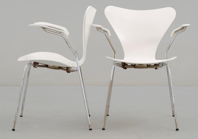 KARMSTOLAR, ett par, "Sjuan" Arne Jacobsson för Fritz Hansen, 1900-talest mitt.