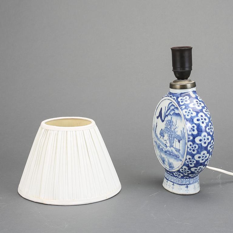 BORDSLAMPA/PILGRIMSKRUS, porslin, Kina, 1800-tal.