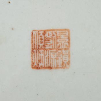 Urnor med lock, 3 st, porslin, Kina, 1900-talets första hälft samt mitt.