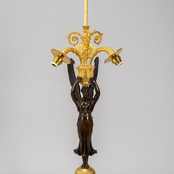 BORDSLAMPA, förgylld och patinerad brons, empirestil, 1800-talets andra hälft.