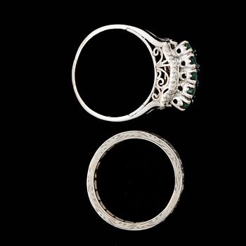 RINGAR, 2st, 18k vitguld, med diamanter och smaragder. Totalvikt 6g.