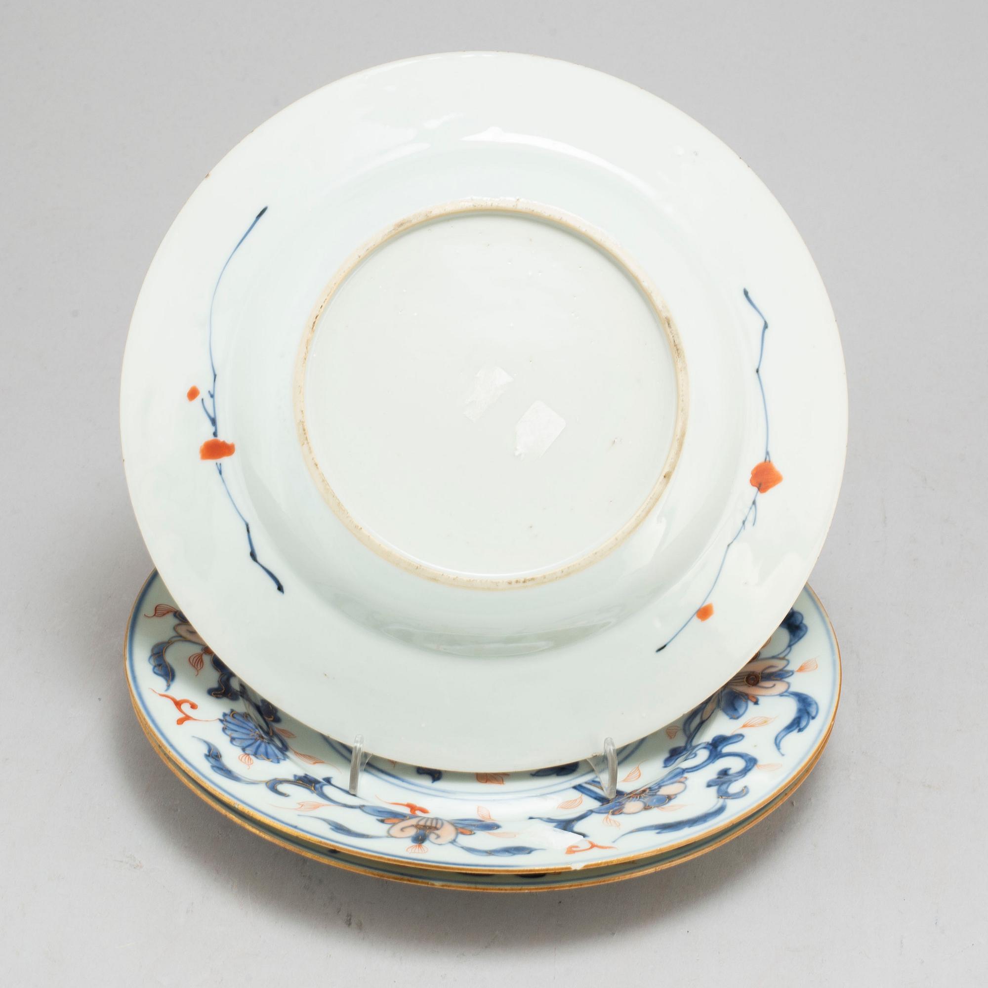 Three imari export porcelain plates, Qing dynasty, 18th century.