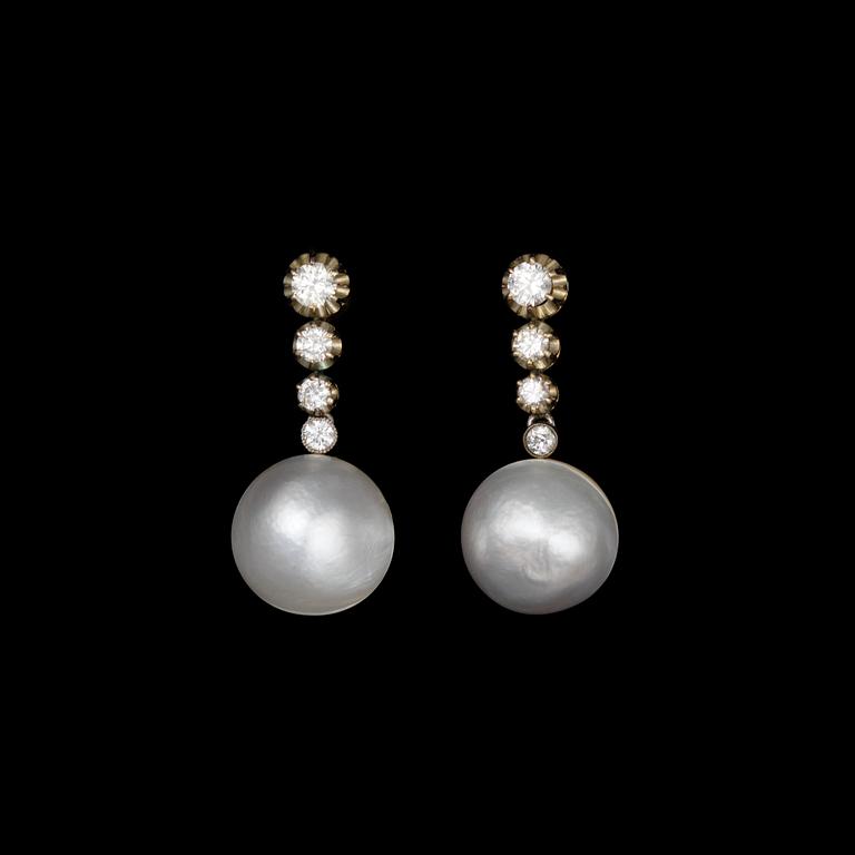 A PAIR OF EARRINGS.