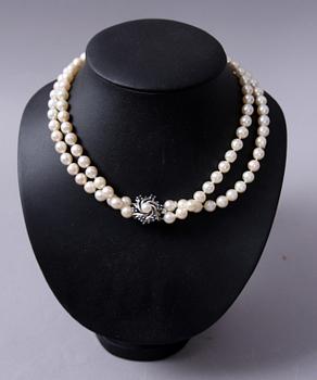 PÄRLCOLLIER, odlade pärlor m silverlås.