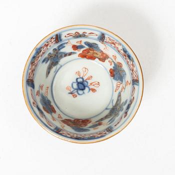 An imari cup with saucer and two dinner plates, Qing dynasty, Kangxi (1662-1722).