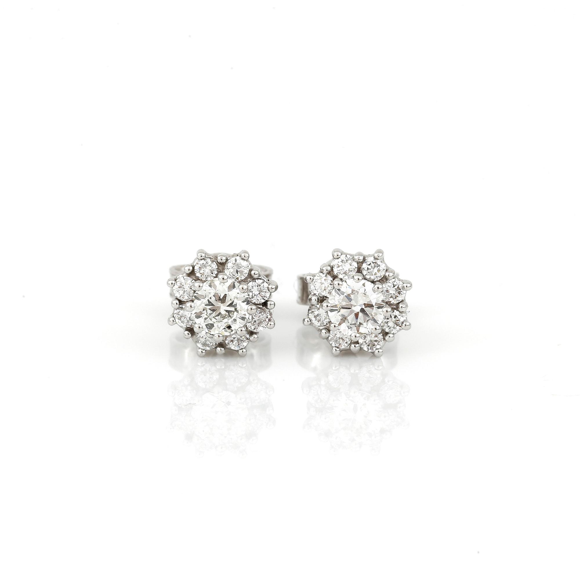 ÖRHÄNGEN, ett par, 18K vitguld med två briljantslipade diamanter tot ca 0,40 ct och små diamanter tot ca 0,20 ct.