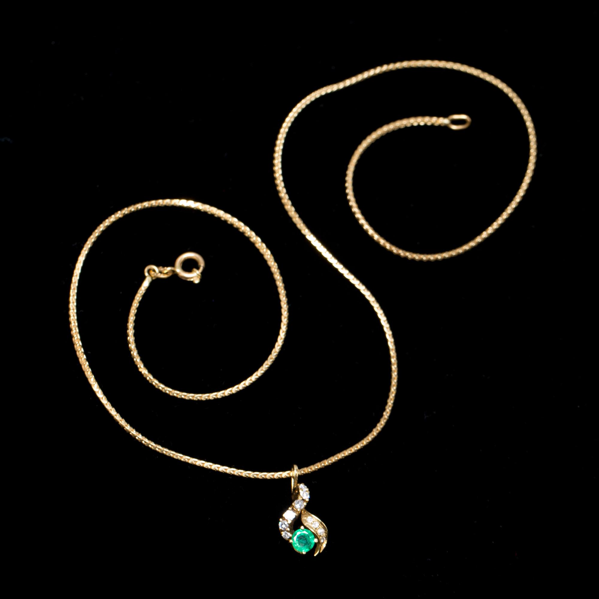 SMYCKESET, 2 delar, 18k guld besatt med smaragder och diamanter, ca 0.3 ct. Total vikt ca 11,3 g.