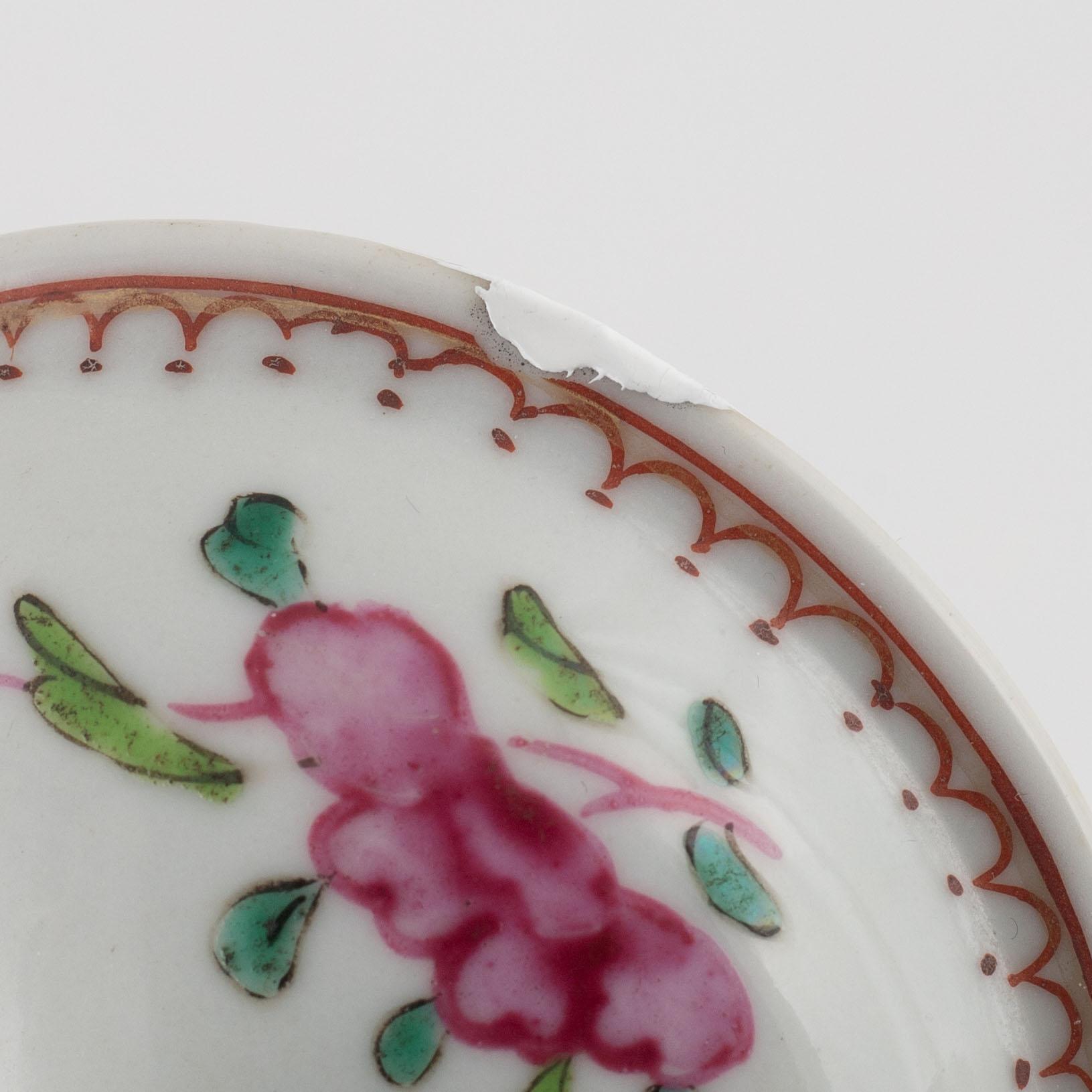 An enamelled Chinese teapot, Qing dynasty, 18th century.