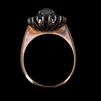 RING, stjärnsafir ca 2.30 ct. omgiven av 10 blåsafirer infattade i silver. Låghaltigt guld.