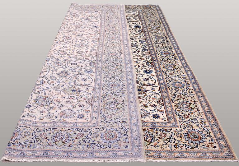 A carpet, Kashan, ca 402 x 278 cm.