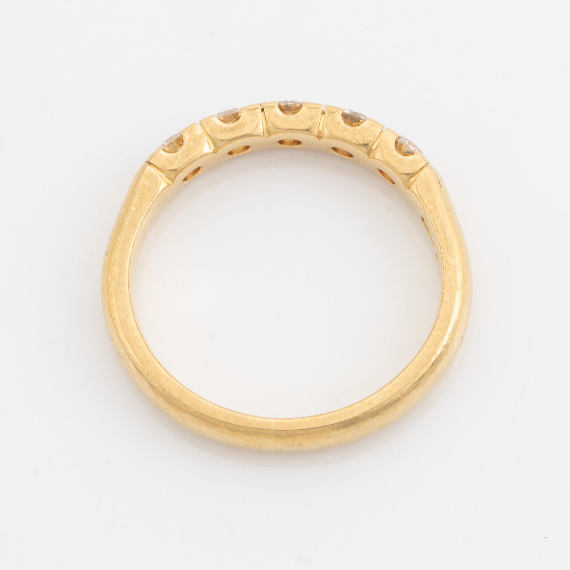 An Engelbert ring in 18K gold set with round brilliant-cut diamonds.