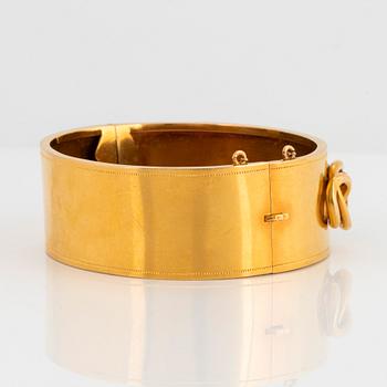 Armring 18K guld med en fasettslipad safir.