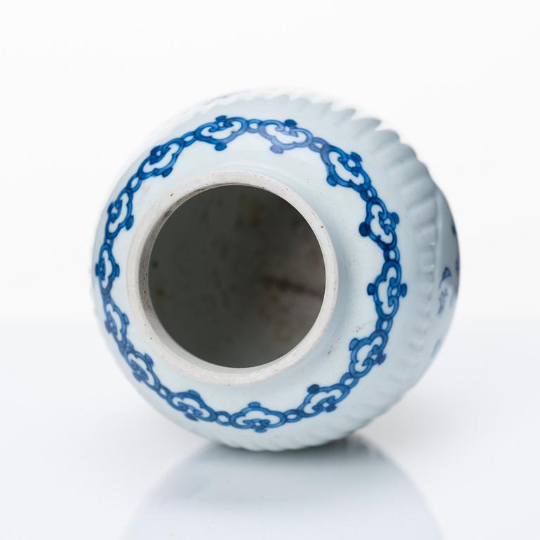 A blue and white tea caddy, Qing dynasty, Kangxi (1662-1722).