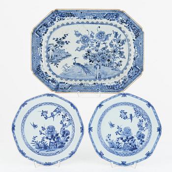 A Chinese blue and white export porcelain serving dish and two plates, Qing dynasty, Qianlong (1736-95).