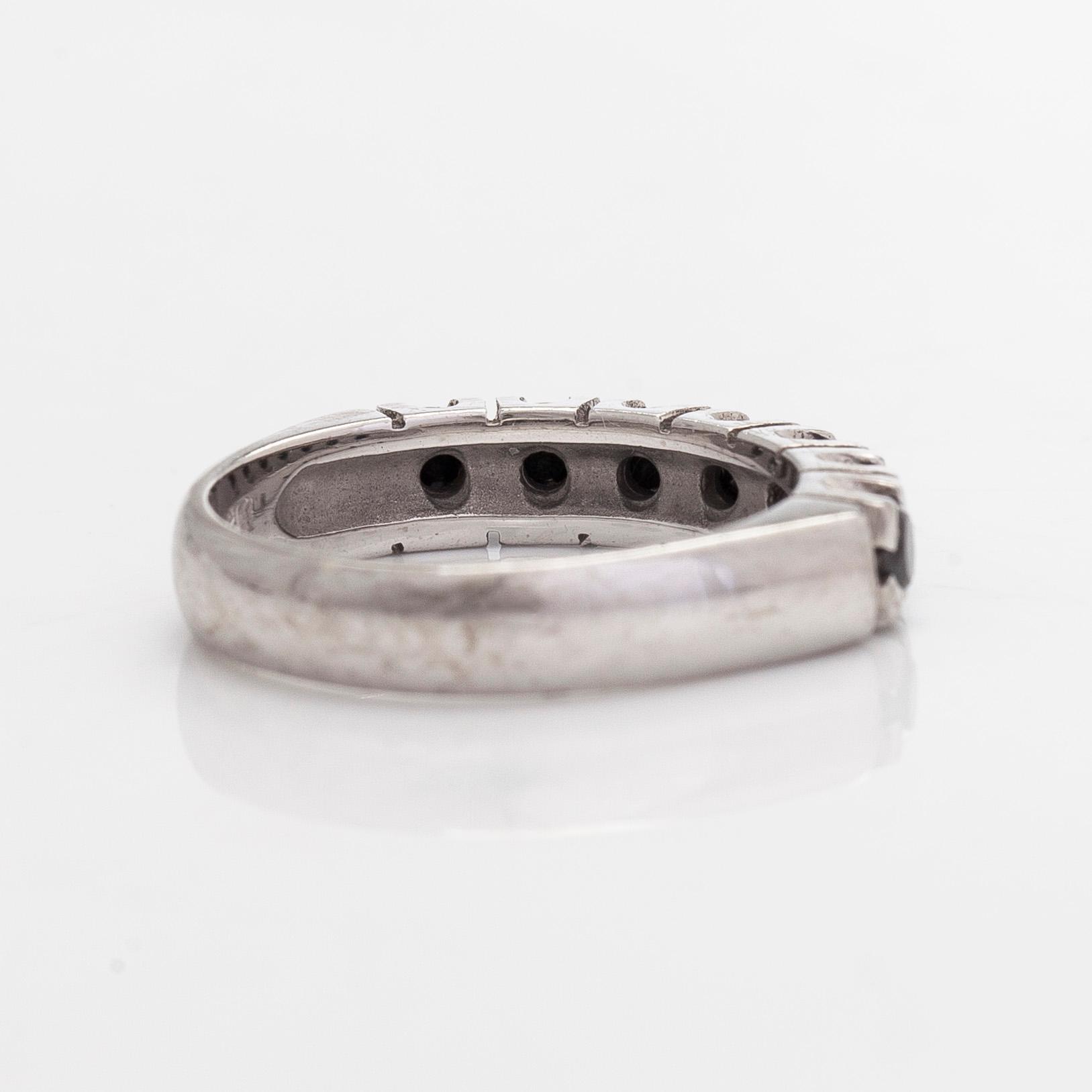 Ring, 14K vitguld med svarta briljantslipade diamanter, finska stämplar 2015.