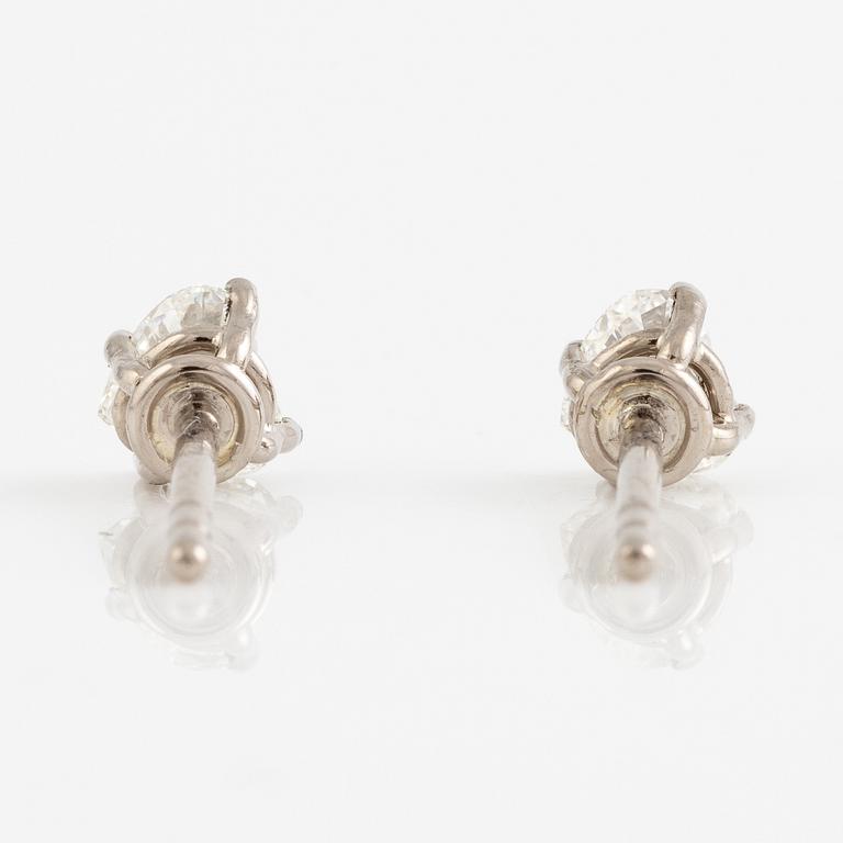 Örhängen, 18K vitguld med hjärtslipade diamanter totalt 0.60 ct. Medföljande GIA dossier.