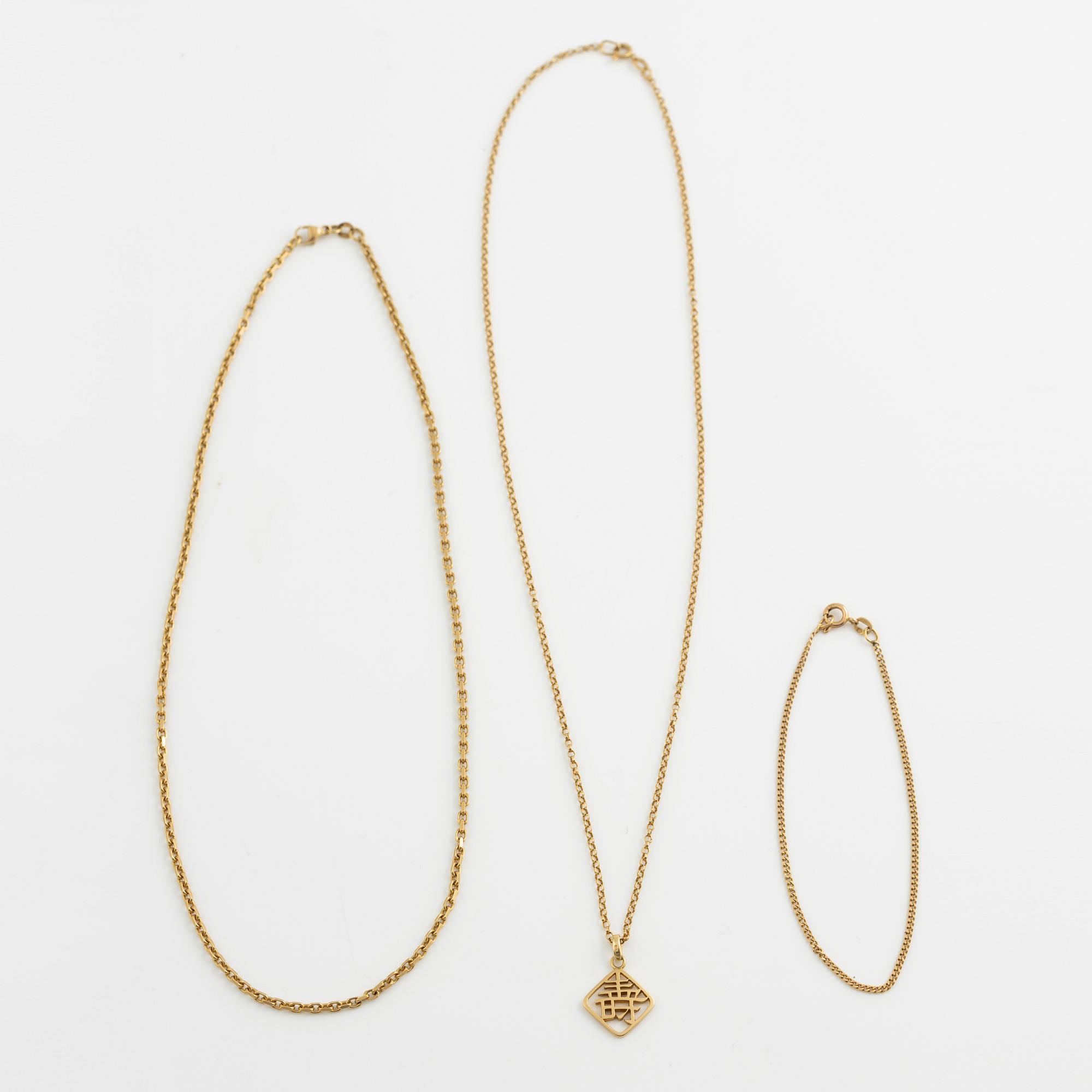 Två halskedjor, ett med hänge och ett armband, 18K guld.