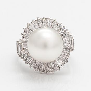 An 18K white gold ring with a south sea pearl and ca. 2.00 ct of diamonds.