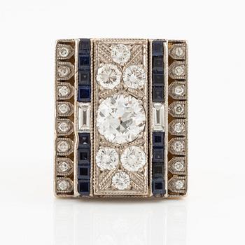 Ring 18K guld med gammalslipad diamant, briljantslipade och baguetteslipade diamanter samt carréslipade safirer.
