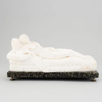 Tizian, efter. Skulptur. Osign. Alabaster. Längd 36,5 cm. Höjd 19 cm.