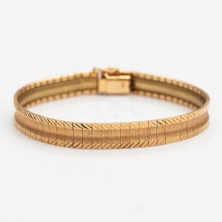 An 18K gold bracelet.