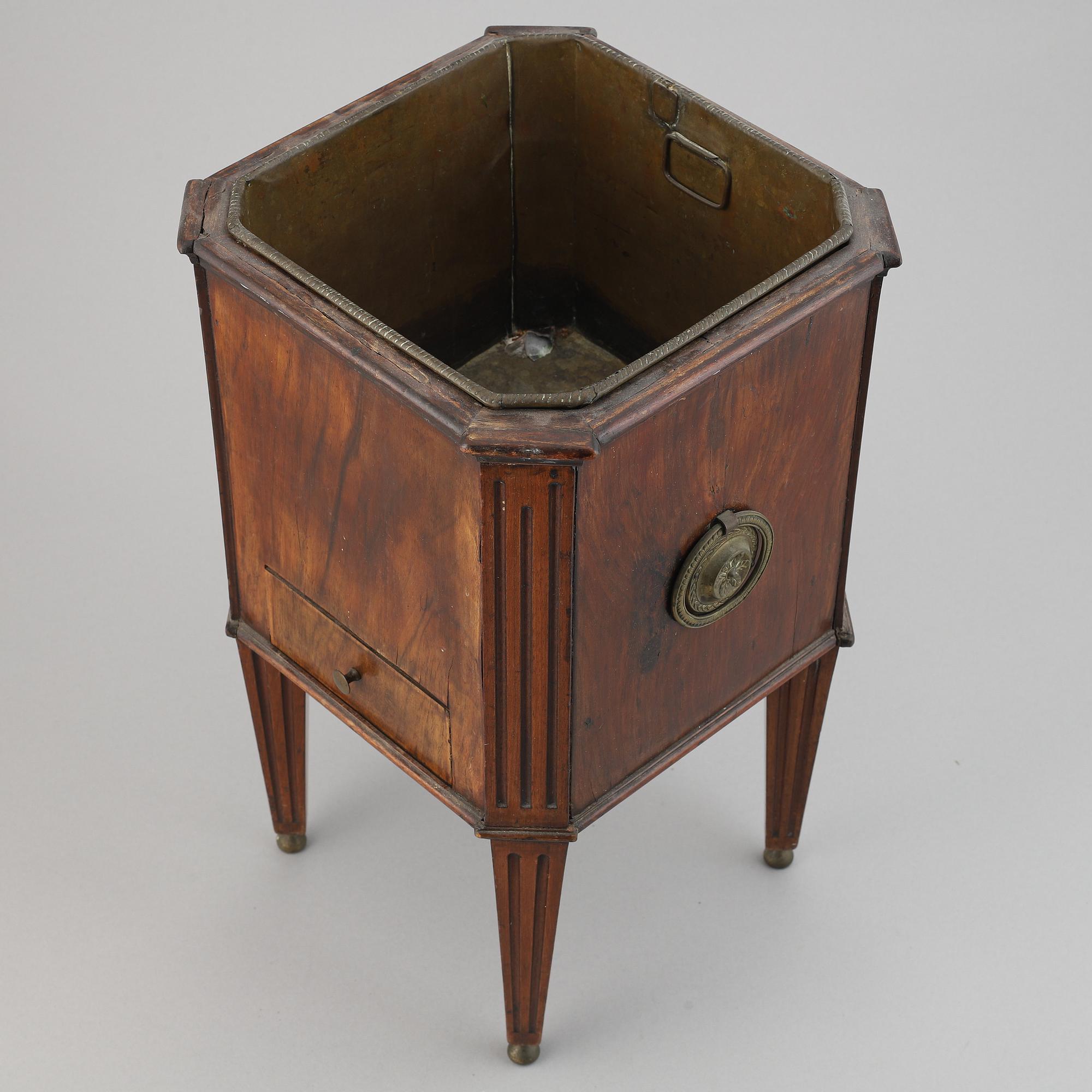 A mahogany wine cooler, first half of the 19th century.