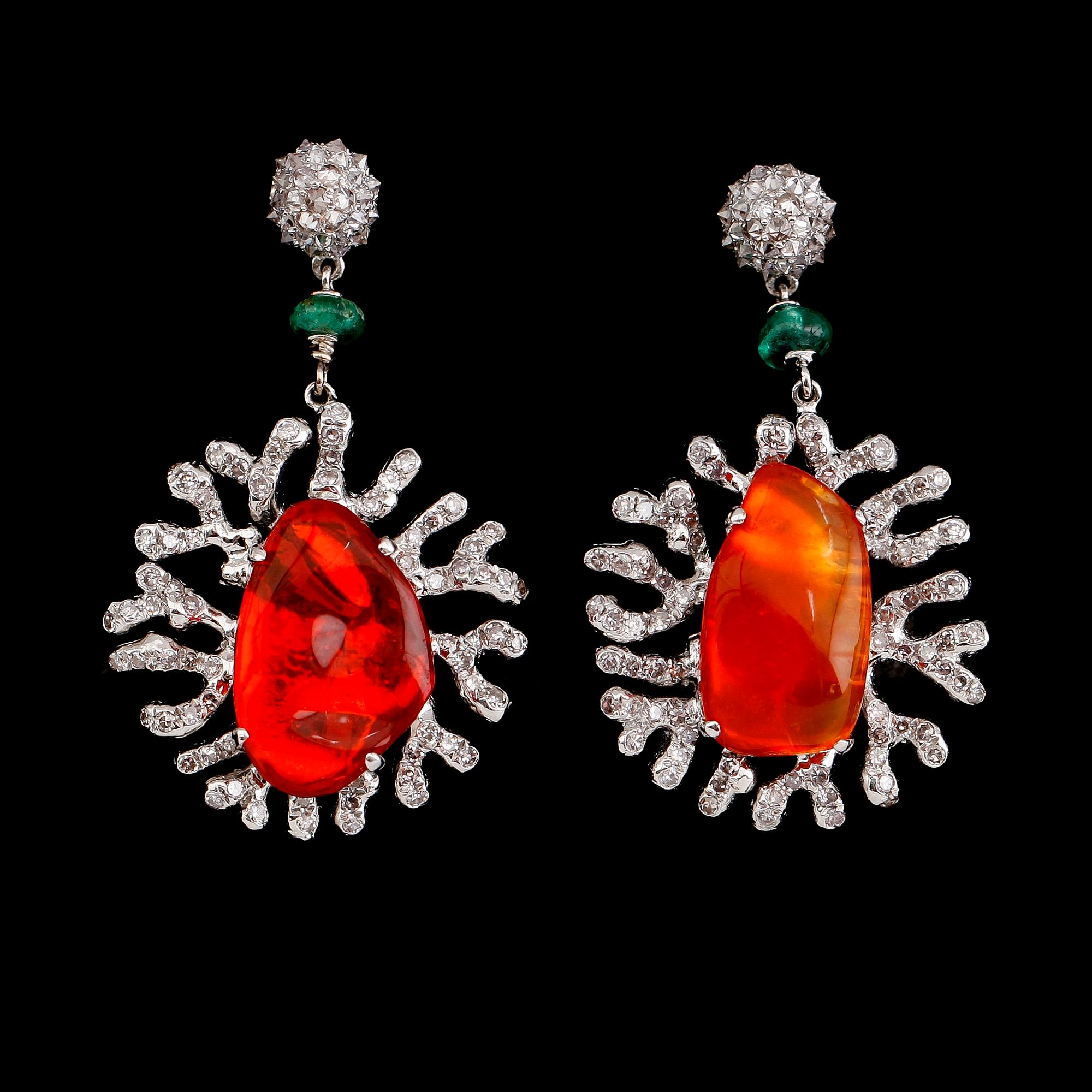 ÖRHÄNGEN, 1 par, 18 k vitguld, eldopal, smaragder och diamanter tot 0.66 ct.