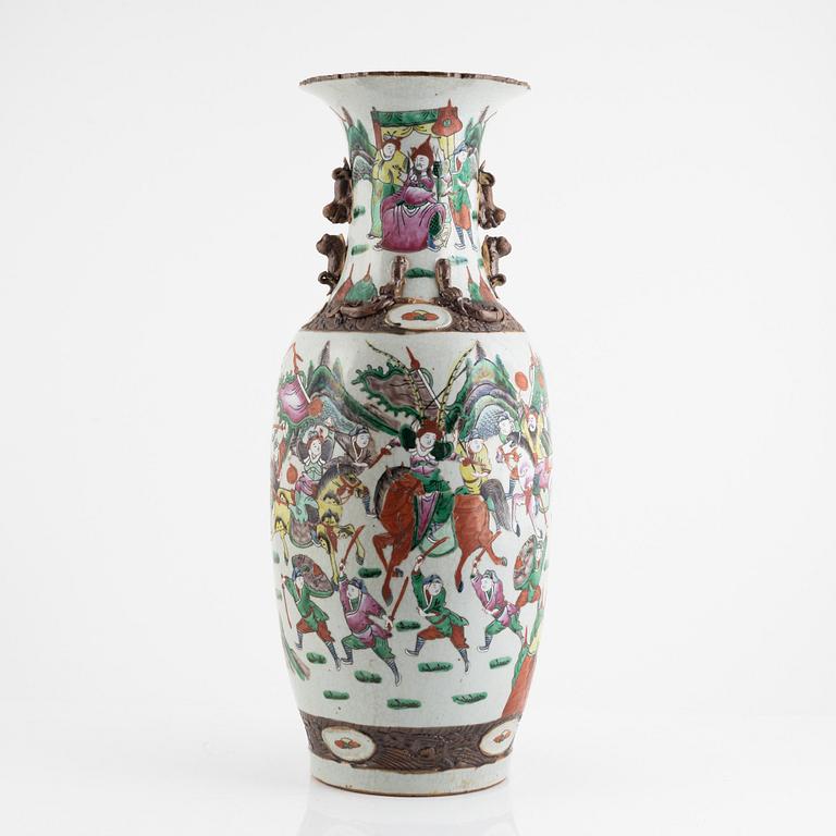 A porcelain floor vase, China, late Qing dynasty/early 20th century.