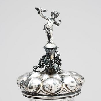 Druvpokal med lock, silver, sannolikt Österrike/Hammerstadt 1700-tal. Barock.