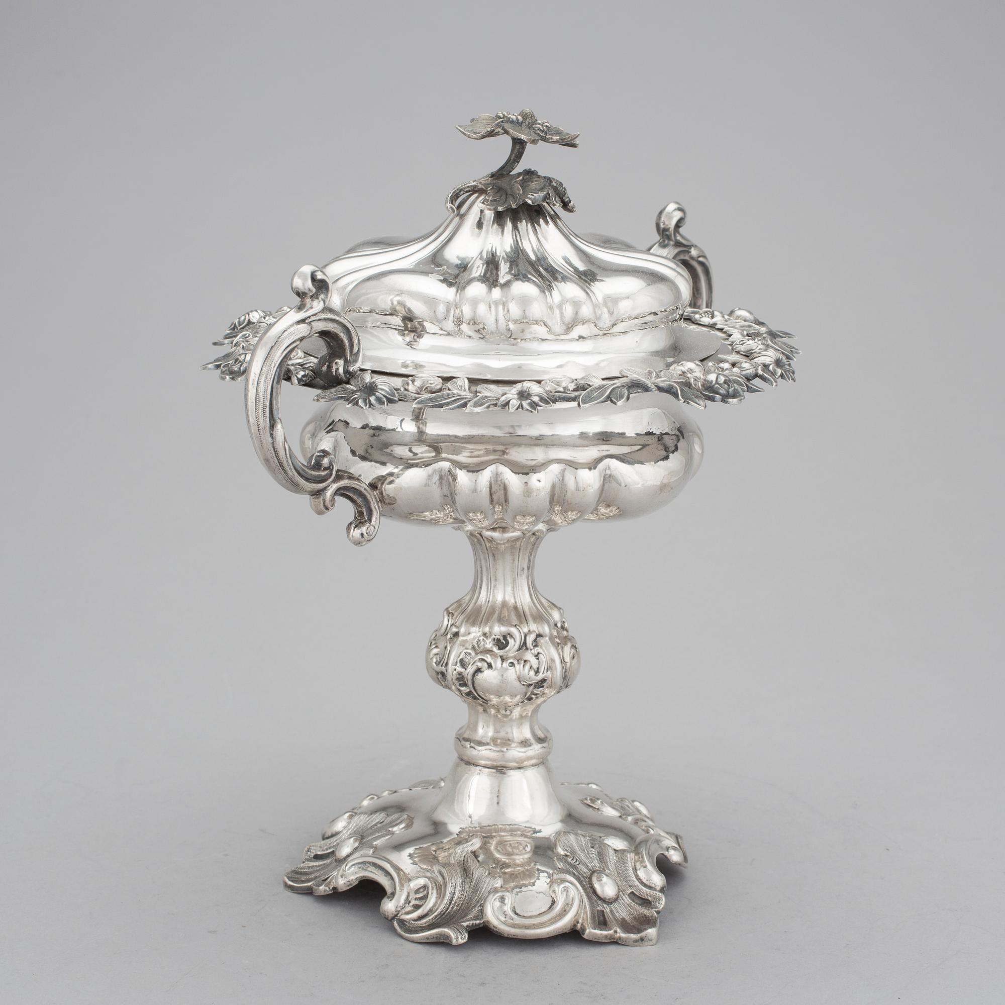 SOCKERSKÅL MED LOCK silver, nyrokoko, Gustaf Möllenborg Feron, Stockholm, 1854. Vikt ca 694 gram.