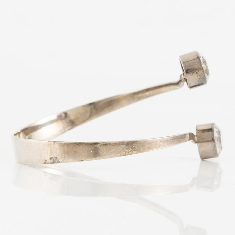 Gert Thysell, Gussi, armring silver med syntetisk vit spinell.