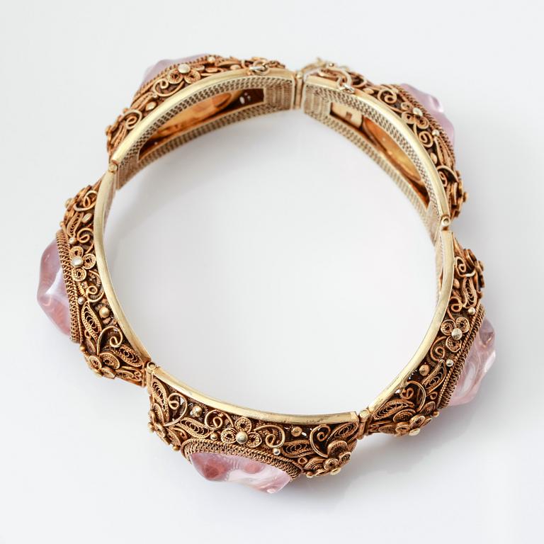 ARMBAND, förgyllt silver och rosatonade stenar, 1900-talets första hälft.